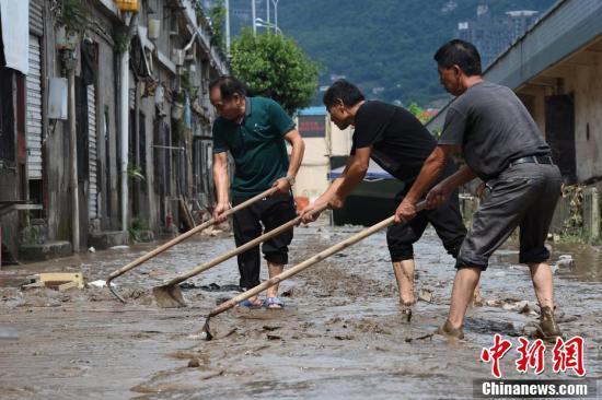 长江洪峰过境泸州的亲历记录，洪水中的真实写照🌊