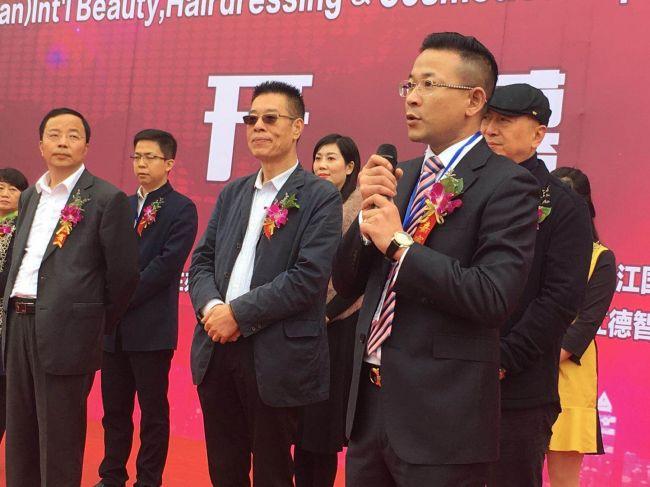 最新高级美甲时尚，艺术演绎引领前沿潮流
