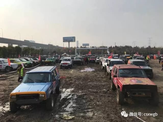 速度与激情的较量，小汽车比赛盛宴