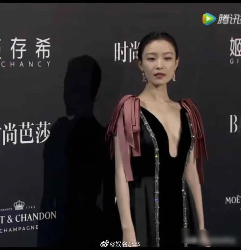 女明星崴脚事件引发公众关注与思考