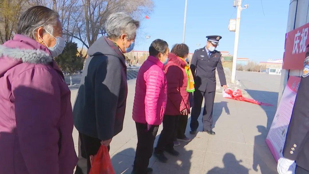 英语演讲比赛宣传标语，展现语言魅力，点燃思维火花！
