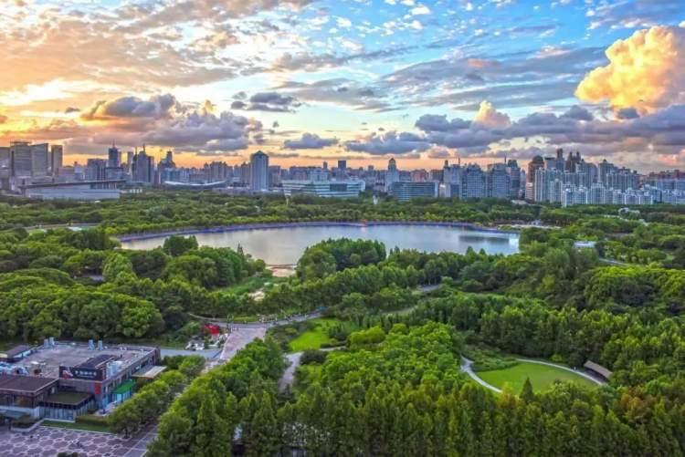 充电与股票，与自然美景的浪漫邂逅，探寻内心平和之旅