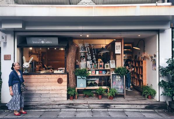 特色小店魅力之旅，探寻小巷中的翻盖新时尚