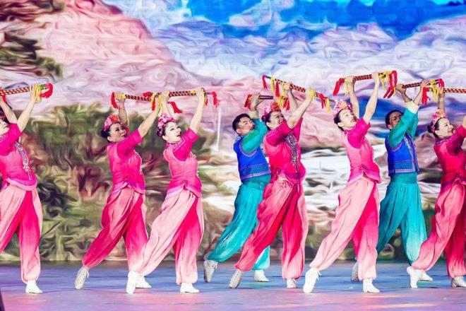 艺子龙最新广场舞，舞动自信，绽放无限魅力