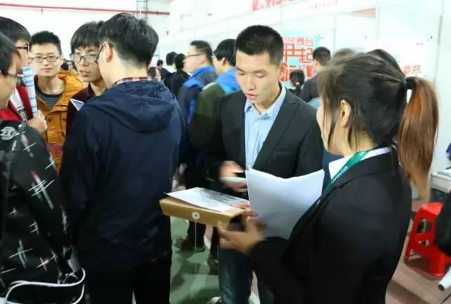 富士康最新招工资讯，求职故事中的温馨启示