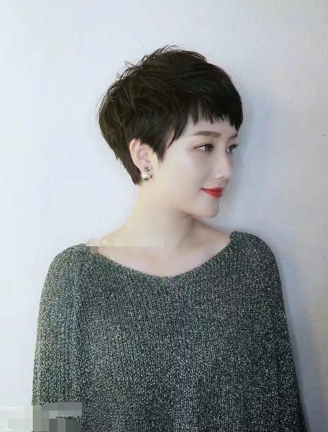 最新流行短发发型女，时尚造型指南与图片参考