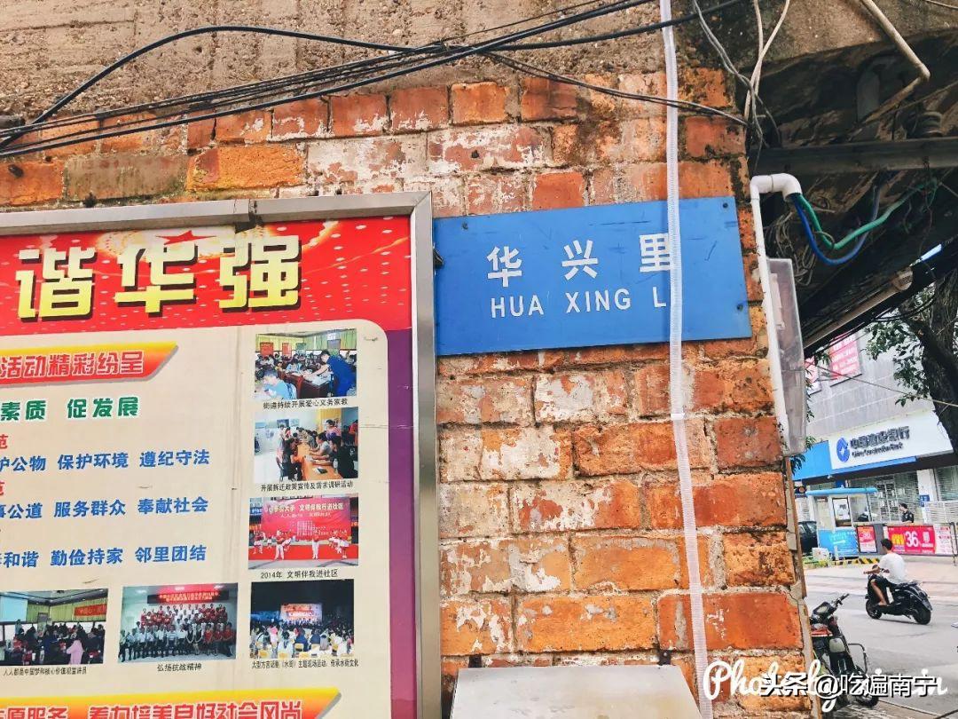 火线精英辅助最新版，小巷中的特色小店探索