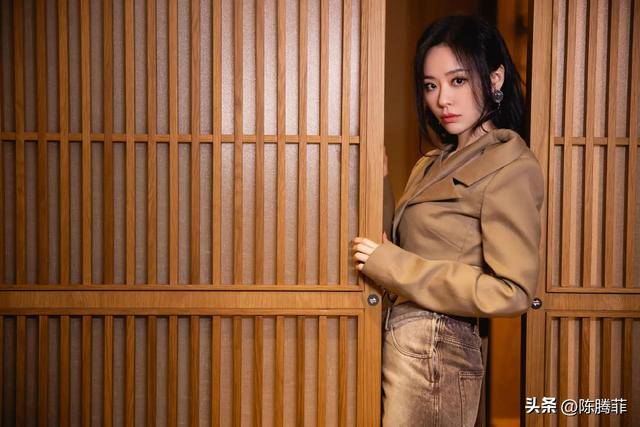 张靓颖最新照片揭秘，小巷深处的音乐与特色小店探索